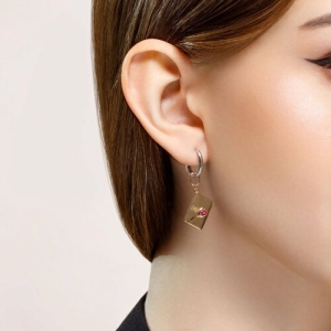 Hõbedast kõrvarõngad korundiga