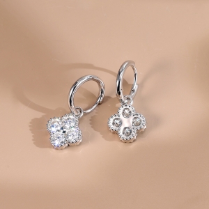 Hõbedast kõrvarõngad moissaniidiga