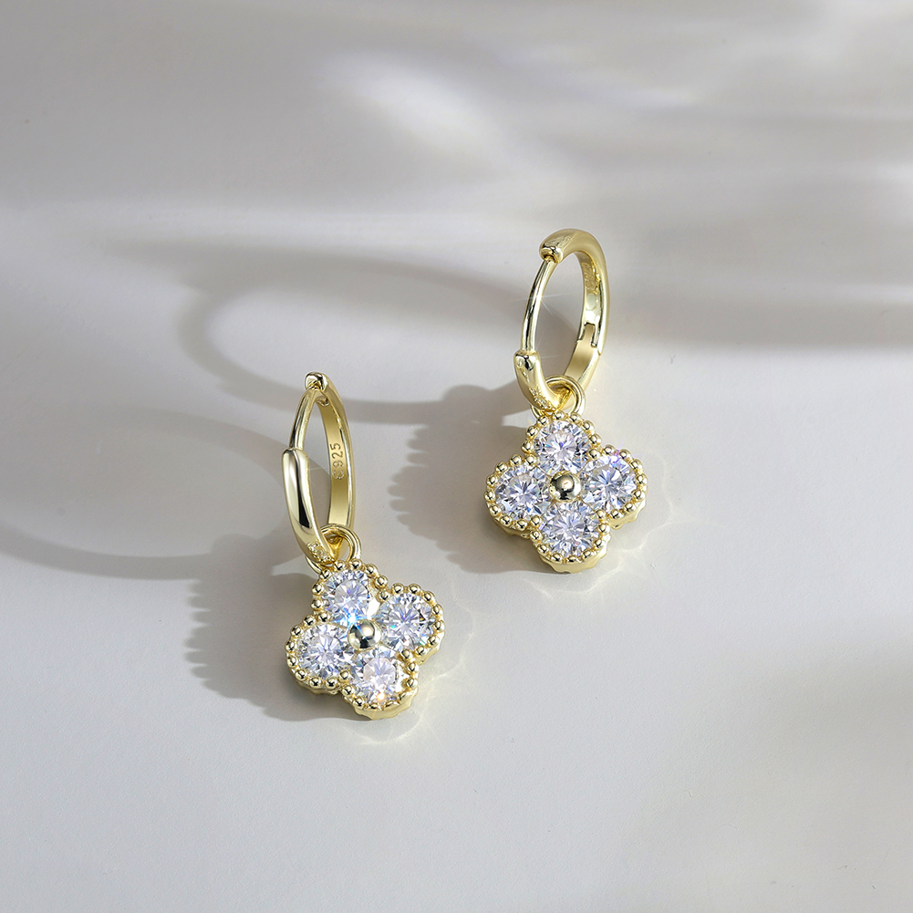 Hõbedast kõrvarõngad moissaniidiga